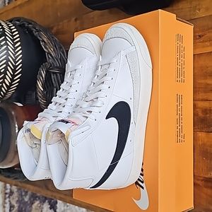 Nike Women's Blazer Mid '77 size 8